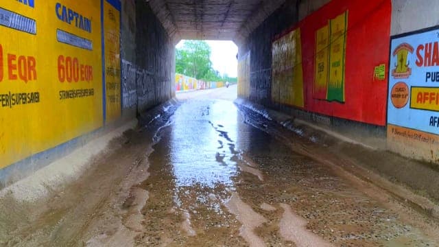 17सी रेलवे अंडरपास बना जलभराव का अड्डा, गार्डवाल निर्माण और लापरवाही से ग्रामीण परेशान
