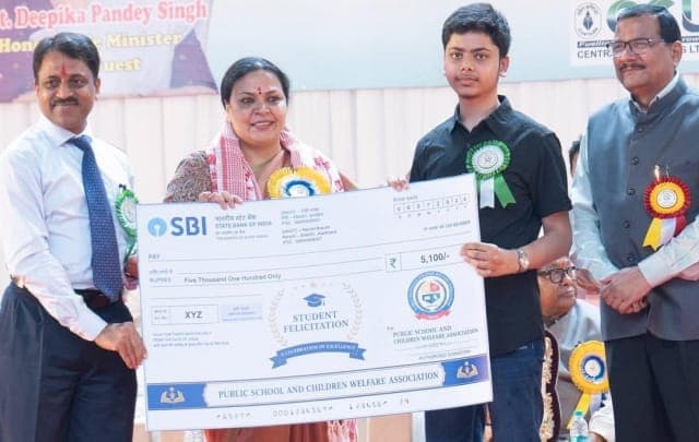 झारखंड के राज्य द्वितीय टॉपर अवि गोयल सम्मानित, 99.4% अंक से बढ़ाया गिरिडीह का मान