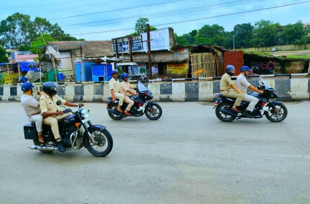 आदित्यपुर में एसपी की बाइक पेट्रोलिंग, सुरक्षा व्यवस्था का लिया जायजा