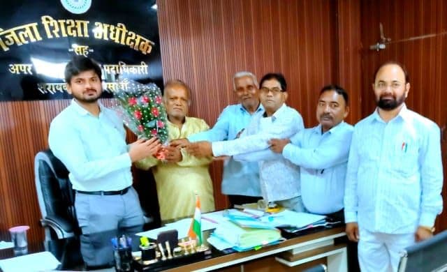 नवनियुक्त जिला शिक्षा अधीक्षक का शिक्षकों ने किया भव्य स्वागत, झारखंड राज्य प्राथमिक शिक्षक संघ ने सौंपा अभिनंदन पत्र