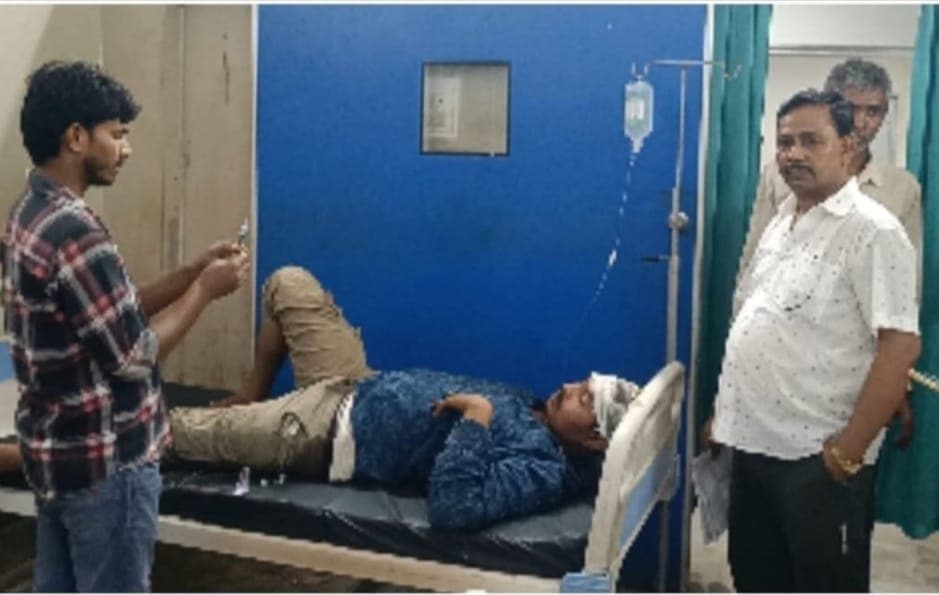 छतरपुर में कार व बाइक की टक्कर में दो युवक गंभीर रूप से घायल