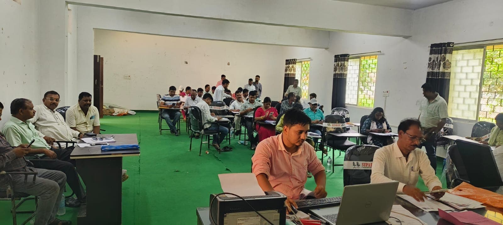 एसआईआर कार्य में तेजी, प्रखंड व अंचल कर्मी युद्ध स्तर पर जुटे