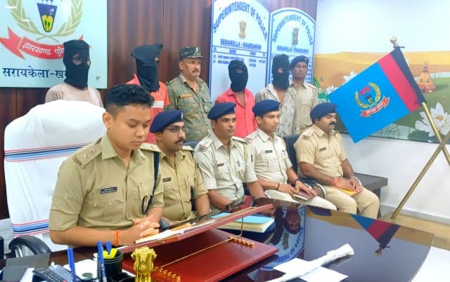 गम्हरिया में दिनदहाड़े जगरनाथ गोप हत्याकांड का पुलिस ने किया खुलासा, चार आरोपी गिरफ्तार, हत्या में प्रयुक्त दो लोहे के रॉड बरामद