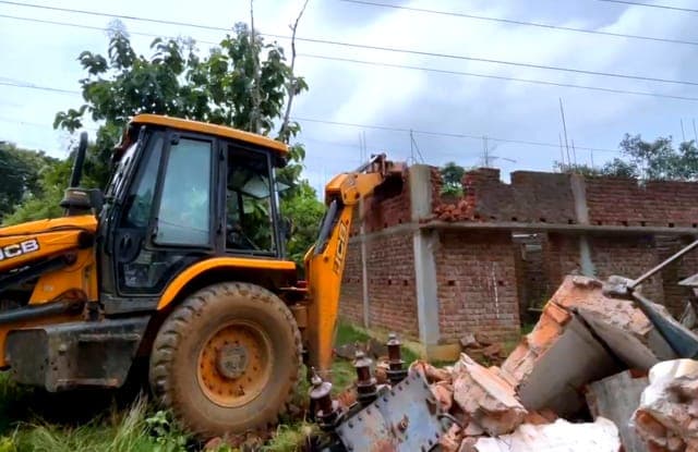 गरामथान की सरकारी जमीन से हटाया गया अतिक्रमण, पीएम आवास व बकरी शेड पर चला बुलडोजर