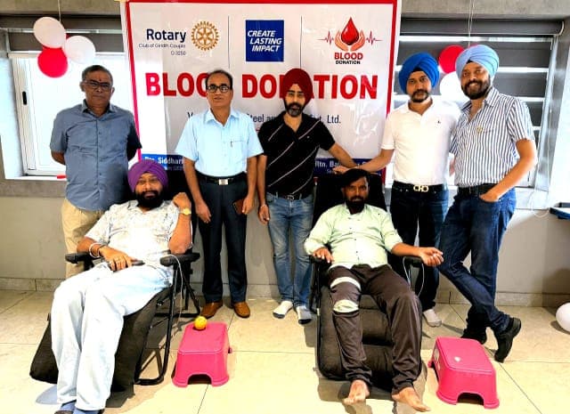 85 यूनिट रक्तदान के साथ मानव सेवा का संदेश, सालुजा स्टील एंड पावर और रोटरी क्लब ने किया 150 पौधों का वृक्षारोपण