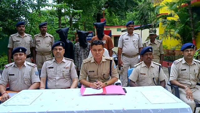 सरायकेला पुलिस ने बाइक चोर गिरोह का किया पर्दाफाश, तीन शातिर गिरफ्तार, पांच चोरी की बाइक बरामद