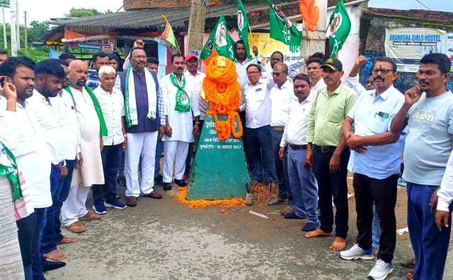 कुनाबेड़ा चौक पर शहीद निर्मल महतो को श्रद्धांजलि, प्रो. कालीपद सोरेन ने कहा- अधूरे सपनों को पूरा करना ही सच्ची श्रद्धांजलि