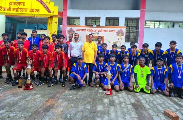 झारखंड आदिवासी महोत्सव-2026 के फुटबॉल प्रतियोगिता में दिखा दमखम, अंडर-17 में स्पोर्ट्स ट्रेनिंग सेंटर तो सीनियर में गिरिडीह कॉलेज चैंपियन