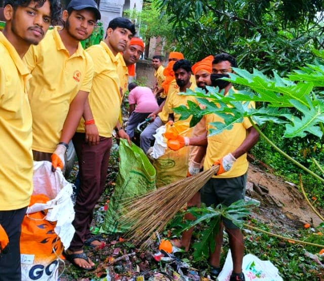सावन की अंतिम सोमवारी के बाद बुढ़वा महादेव मंदिर में चला सफाई अभियान, एजेसीएस ने श्रमदान से बदली परिसर की तस्वीर