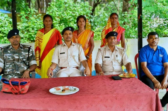 रक्षाबंधन पर सीनी महिला समिति की अनोखी पहल, दीदियों ने पुलिसकर्मियों की कलाई पर बांधी राखी