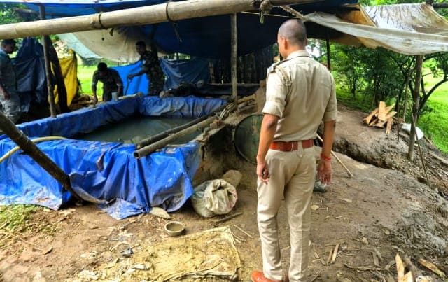 नीमडीह में उत्पाद विभाग की बड़ी कार्रवाई, 5 अवैध चुलाई भट्टियां ध्वस्त