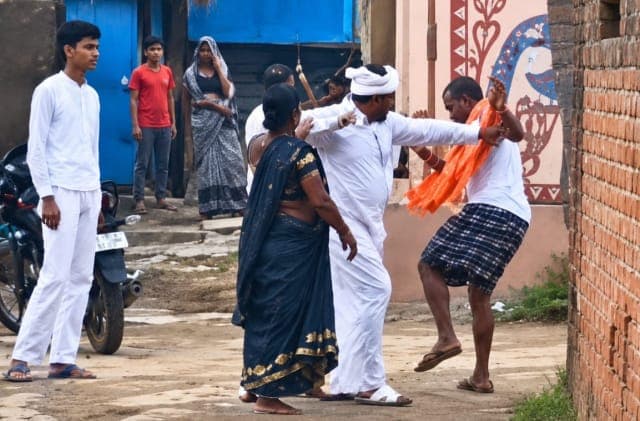 गोंदलपुरा में ग्राम समिति के सूचना मंत्री पर जानलेवा हमले का आरोप, मुखिया व पुत्र के खिलाफ थाने में आवेदन