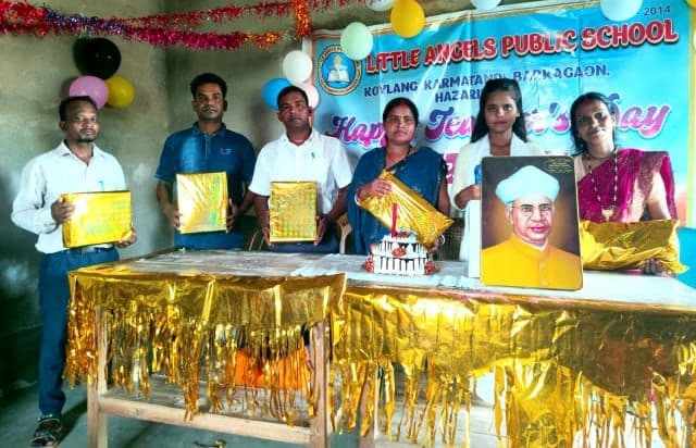 लिटिल एंजल्स पब्लिक स्कूल में धूमधाम से मना शिक्षक दिवस, बच्चों ने शिक्षकों को भेंट किए उपहार