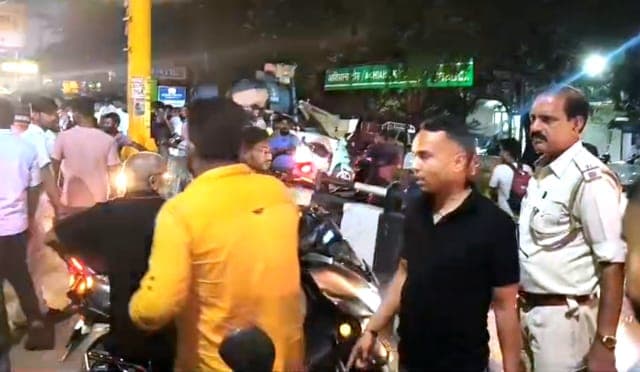 आदित्यपुर के आशियाना चौक पर अपहरण और हवाई फायरिंग से सनसनी, नकाबपोशों पर युवक को जबरन ले जाने का आरोप