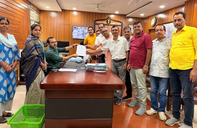 हरिओम नगर की 50 साल पुरानी सड़क-नाली समस्या को लेकर उपायुक्त से मिले स्थानीय लोग, पार्षद नीतू शर्मा ने उठाई बाधा दूर कराने की मांग