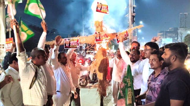आदित्यपुर में राजद का प्रदर्शन, मुख्य निर्वाचन आयुक्त ज्ञानेश कुमार का पुतला दहन