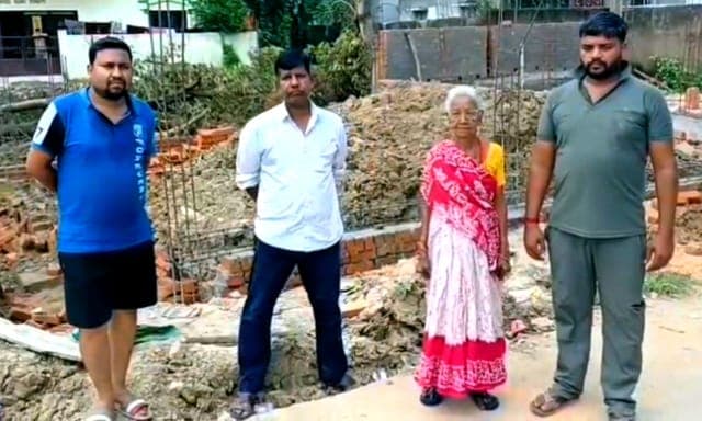 30 वर्षों से काबिज जमीन पर कब्जे के प्रयास का आरोप, बाउंड्री ढहाने का दावा