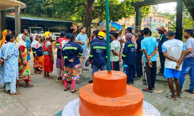 तीन माह से मानदेय नहीं मिलने पर सफाई कर्मियों की हड़ताल, उपाध्यक्ष के आश्वासन पर खत्म