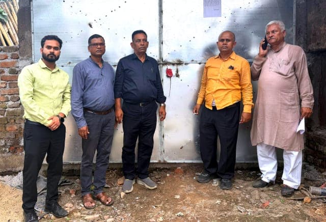 गम्हरिया प्रखंड कार्यालय के मुख्य द्वार पर निर्माणाधीन दुकान सील, जांच के बाद प्रशासन ने लगाई रोक