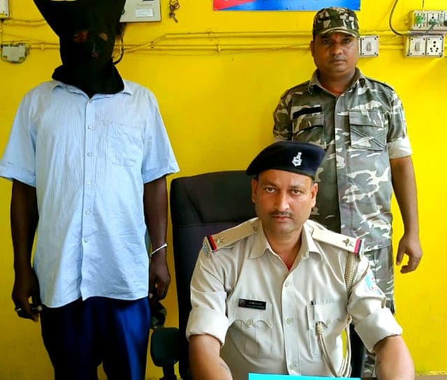 सरायकेला पुलिस ने इश्तेहारी वारंटी सोमा चंद्र नायक को किया गिरफ्तार, न्यायिक हिरासत में भेजा जेल