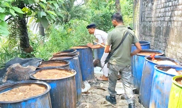 कपाली में अवैध शराब के खिलाफ कार्रवाई, डोबो नदी किनारे 3400 किलो जावा महुआ नष्ट