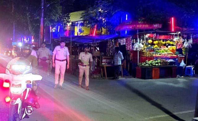 दुर्गापूजा को लेकर सरायकेला पुलिस अलर्ट, बाजार और पूजा पंडालों में पैदल गश्ती