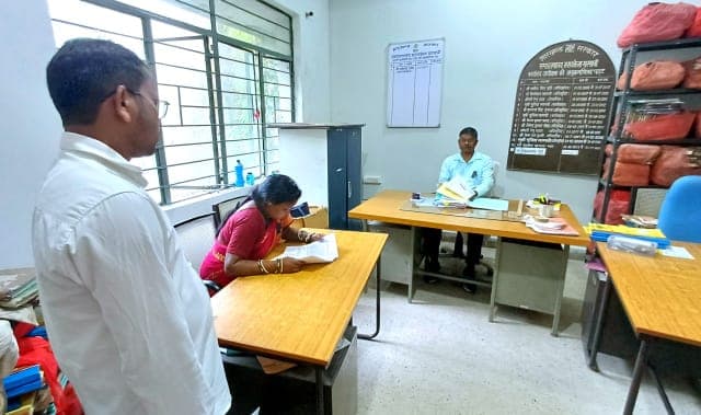 काला बिल्ला लगाकर विरोध जता रहे झारखंड अनुसचिवीय कर्मचारी