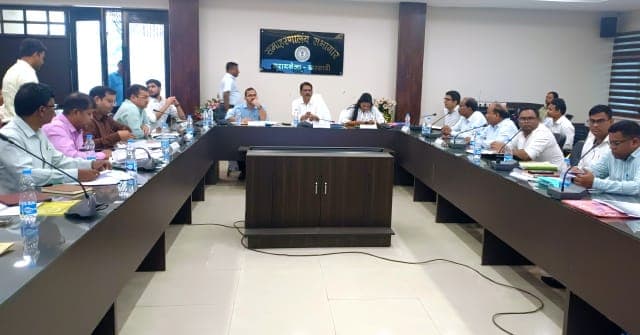 कोल्हान आयुक्त ने सरायकेला में विकास योजनाओं की समीक्षा की, लंबित कार्य जल्द पूरा करने का निर्देश