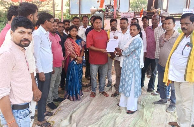 कुकरू प्रखंड की समस्याओं को लेकर आंदोलन तेज, छह सूत्री मांगों पर धरना-प्रदर्शन