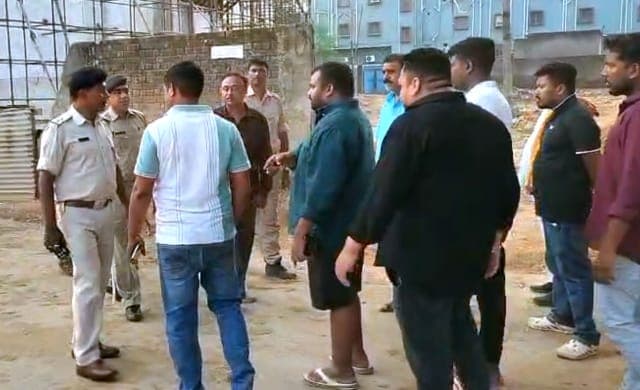 आदित्यपुर के श्रीडूंगरी में रास्ते के अतिक्रमण को लेकर विवाद, श्रीनाथ ग्रुप के प्रोपराइटर सुखदेव महतो पर ग्रामीणों ने लगाए गंभीर आरोप
