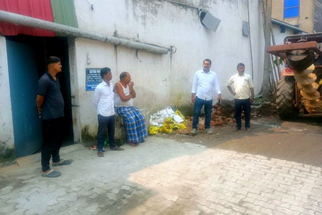 बाल्मीकि नगर में ट्रांसफार्मर शिफ्टिंग पर विवाद, सार्वजनिक सड़क और सरकारी नाला की जमीन पर अतिक्रमण की आशंका