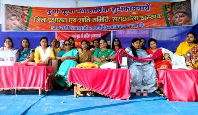दुर्गापूजा में नीतू शर्मा के नेतृत्व में मोर्चा संभाल रहीं तेजस्विनी संगठन की महिलाएं