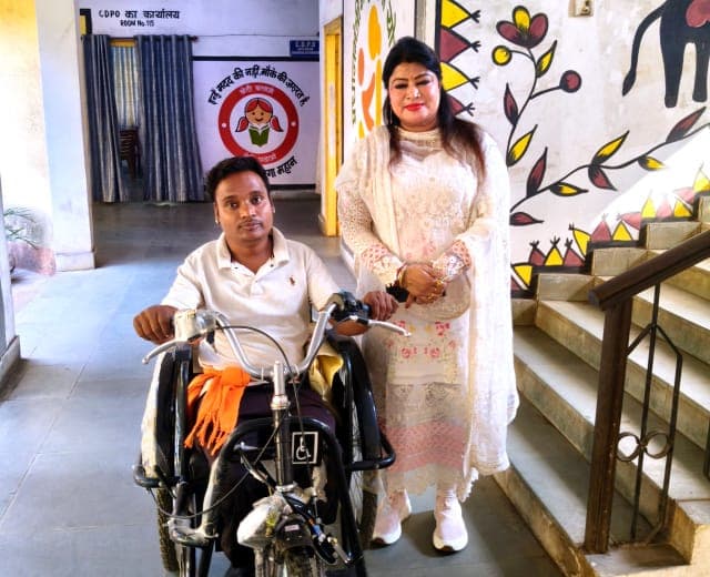 सीडीपीओ दुर्गेश नंदिनी की पहल से दिव्यांग को मिली इलेक्ट्रिक ट्राईसाइकिल, आत्मनिर्भर बनने की जगी उम्मीद