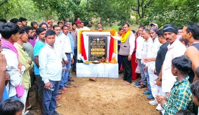 बड़कागांव में ग्रामीण सड़कों को मिलेगी मजबूती, विधायक रोशन लाल चौधरी ने 5.81 करोड़ की योजनाओं का किया शिलान्यास