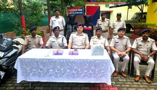 सरायकेला पुलिस की रात्रि गश्ती में दो संदिग्ध गिरफ्तार, बैटरी, मोबाइल और चोरी के औजार बरामद
