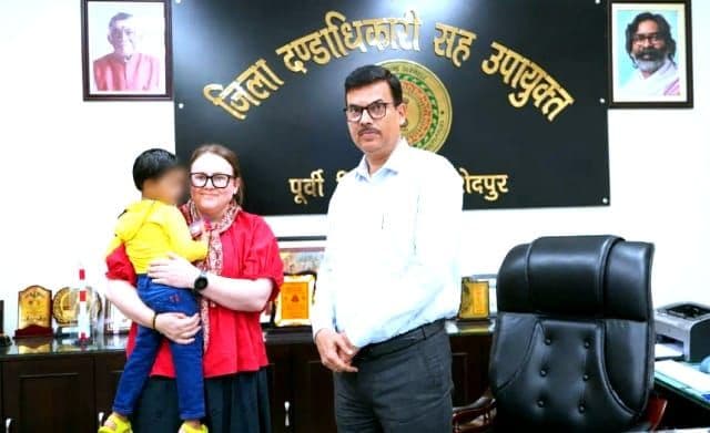 पूर्वी सिंहभूम प्रशासन की पहल से अनाथ बच्चे को मिला नया परिवार, न्यूजीलैंड की महिला ने लिया गोद