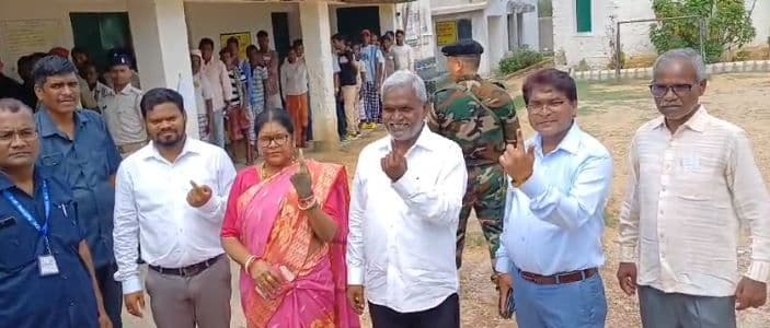 झारखंड के मुख्यमंत्री चंपाई सोरेन ने अपने गांव में झिलिंगगोडा में परिवार के साथ किया मतदान