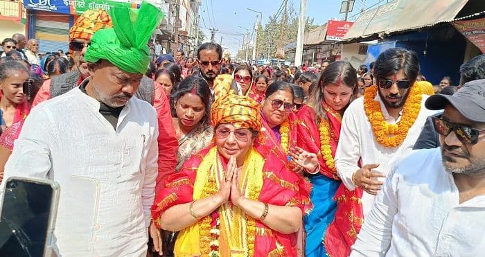 झामुमो समर्थित मेयर प्रत्याशी पूनम सिंह के नामांकन रैली में उमड़े लोग, पूनम सिंह ने किया नामांकन दाखिल