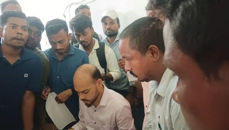 गांडेय में ड्राइविंग लाइसेंस शिविर में हंगामा: स्थानीय युवाओं को किया गया नजरअंदाज, दूसरे प्रखंड के लोगों को मिली प्राथमिकता