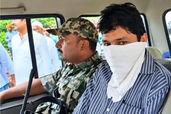 15 हजार रुपये रिश्वत लेते गिरफ्तार राजस्व उप निरीक्षक सतीश प्रसाद निलंबित