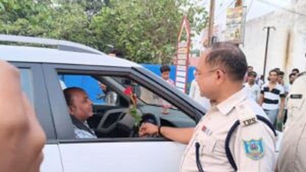 एसपी डॉ. बिमल कुमार खुद हेलमेट पहनकर सड़क पर उतरे, बाइक चलाते हुए पुलिसकर्मियों का किया नेतृत्व