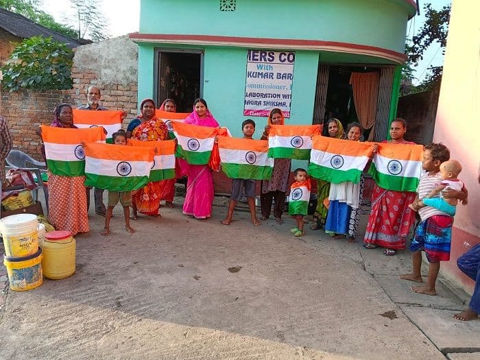 हर घर तिरंगा अभियान के तहत वार्ड पार्षद निभा देवी ने घर-घर पहुंचकर किया तिरंगा वितरण