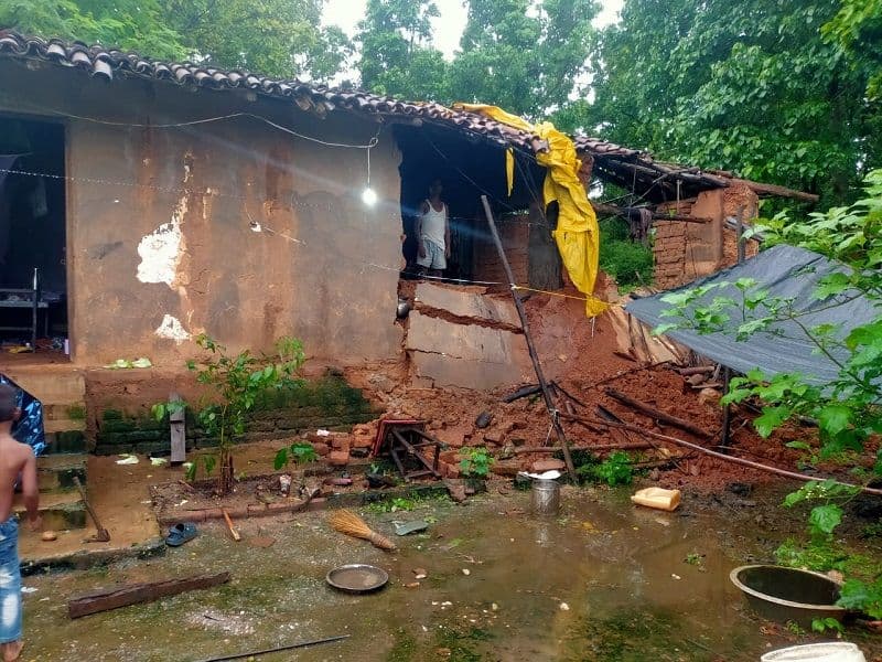 प्रशासन की घोर लापरवाही! छत्तरपुर में आज फिर गिरा ऑस्कर टोप्पो के मकान का बचा हुआ हिस्सा