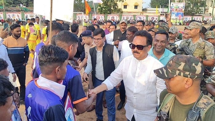 लोहरदगा में शुरू हुआ फुटबॉल का महाकुंभ,विदेशी खिलाड़ियों के शामिल होने से दर्शकों में देखा गया जबरजस्त उत्साह