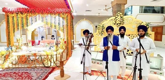 प्रकाशोत्सव पर साकची गुरुद्वारा में कीर्तन दरबार के दूसरे दिन “धन नानक तेरी वड्डी कमाई” सबद श्रवण कर संगत हुई अलौकिक भक्ति में लीन