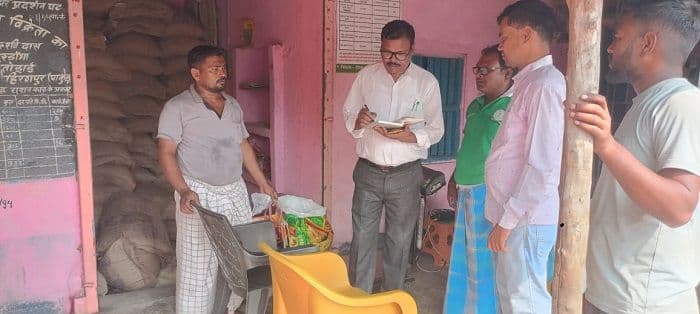 बीडीओ ने किया पीडीएस दुकानों की जांच