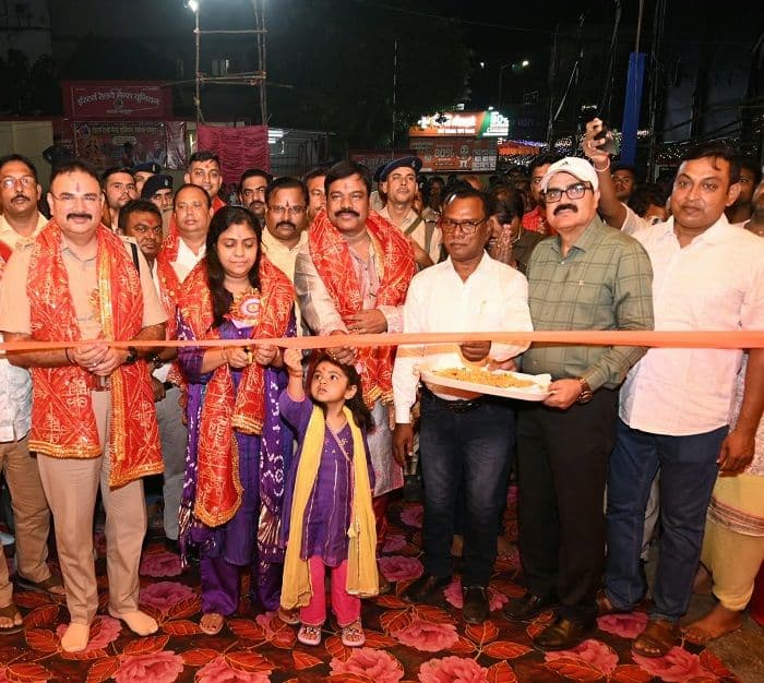 डीसी-एसपी ने दुर्गापूजा पंडालों का किया उद्घाटन, मां दुर्गा की आराधना कर मांगी जिले की खुशहाली