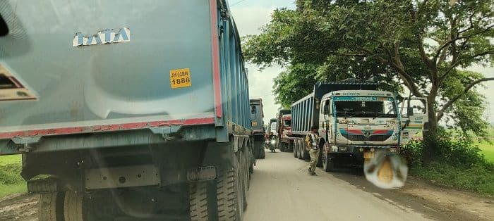 हाइवा से टंडवा-केरेडारी सड़क जाम, आखिर कब मिलेगी आम राहगीरों को निजात?
