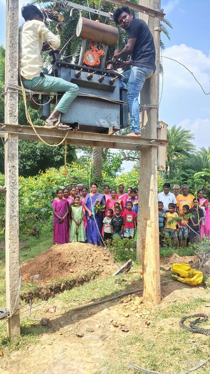 4 महीने के लंबे अंधकार के बाद खड़िया टोली गाँव में लौटी बिजली, ग्रामीणों में खुशी की लहर