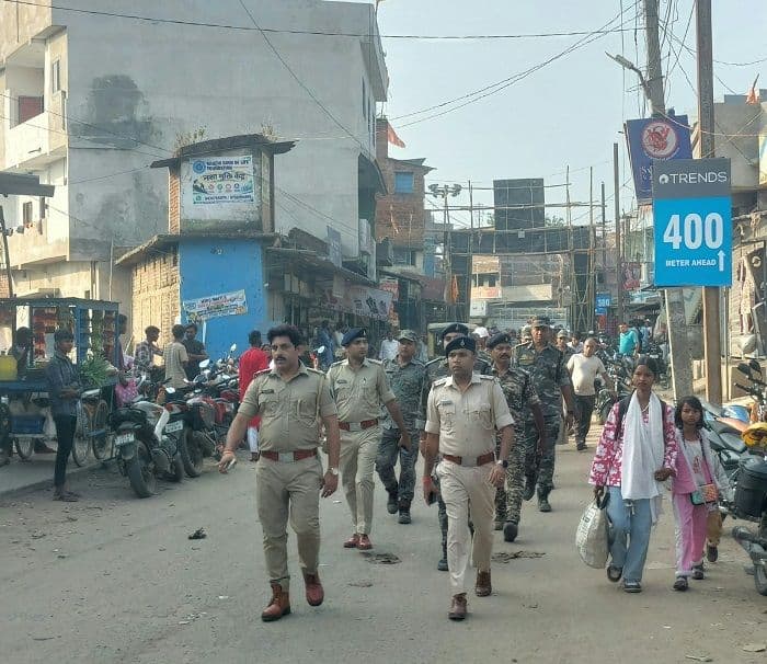 दुर्गा पूजा पर शांति व्यवस्था बनाए रखने के लिए थाना प्रभारी दीपक सिंह के नेतृत्व में थाना क्षेत्र में निकला फ्लैग मार्च